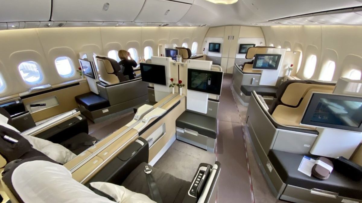 business-class-vs-first-class-featured-image-scaled-e1662133047544